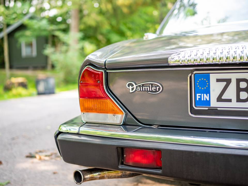 Image 25/42 of Daimler Double Six (1989)