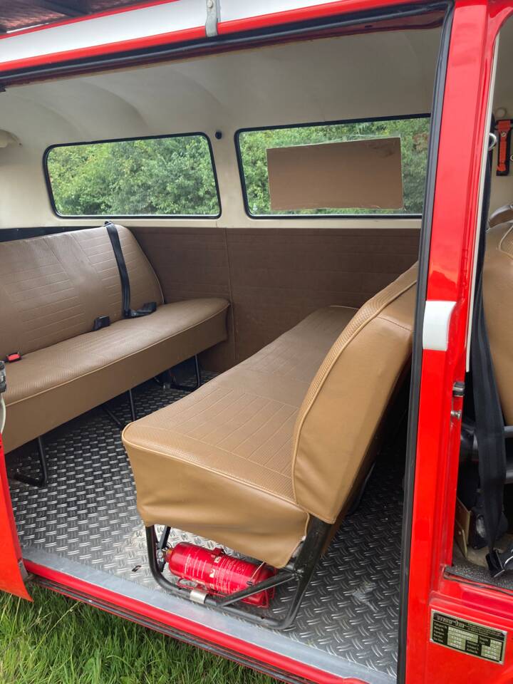 Image 17/25 of Volkswagen T2b minibus (1976)