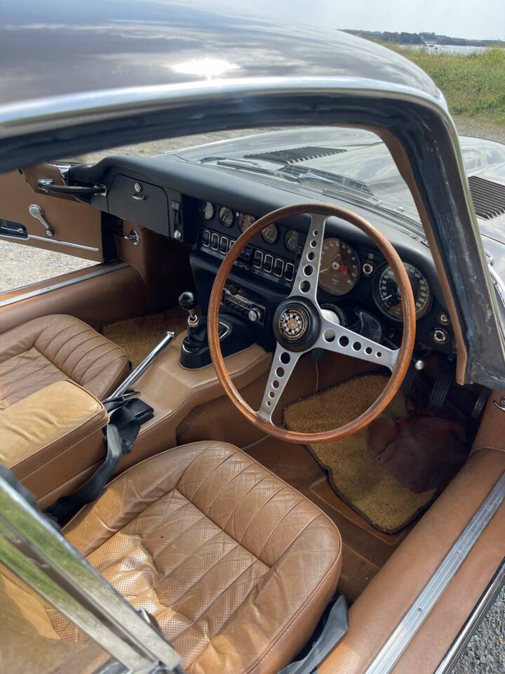 Image 7/12 of Jaguar E-Type (1971)