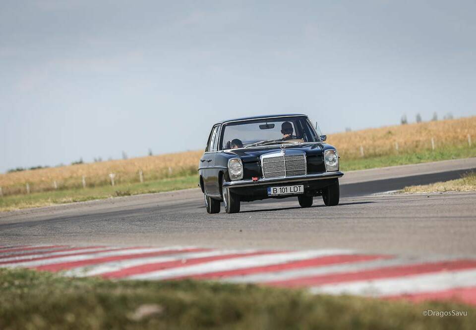 Image 6/8 de Mercedes-Benz 200 D (1970)