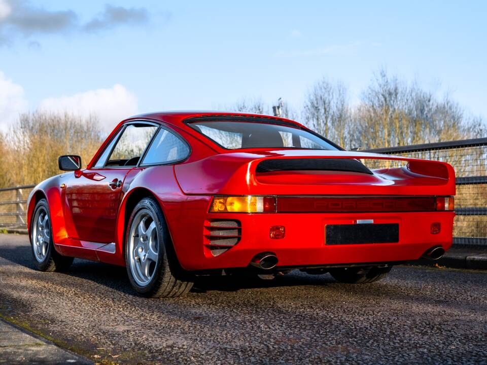 Image 16/23 of Porsche 959 (1966)