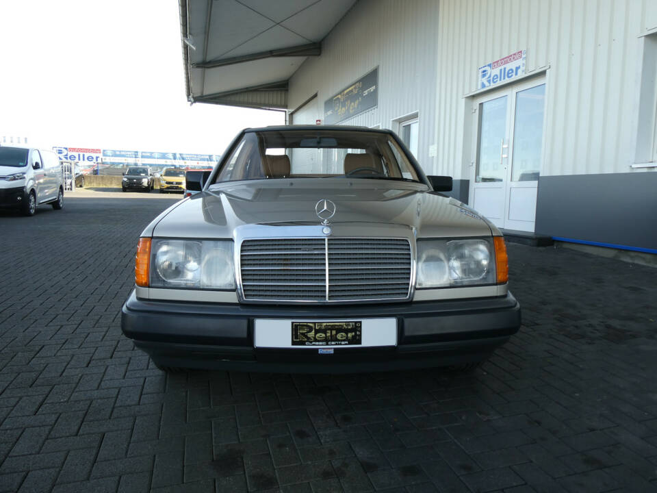 Immagine 2/24 di Mercedes-Benz 200 D (1988)