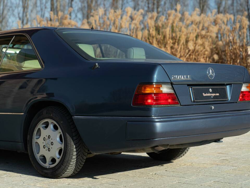 Afbeelding 17/50 van Mercedes-Benz 200 CE (1992)