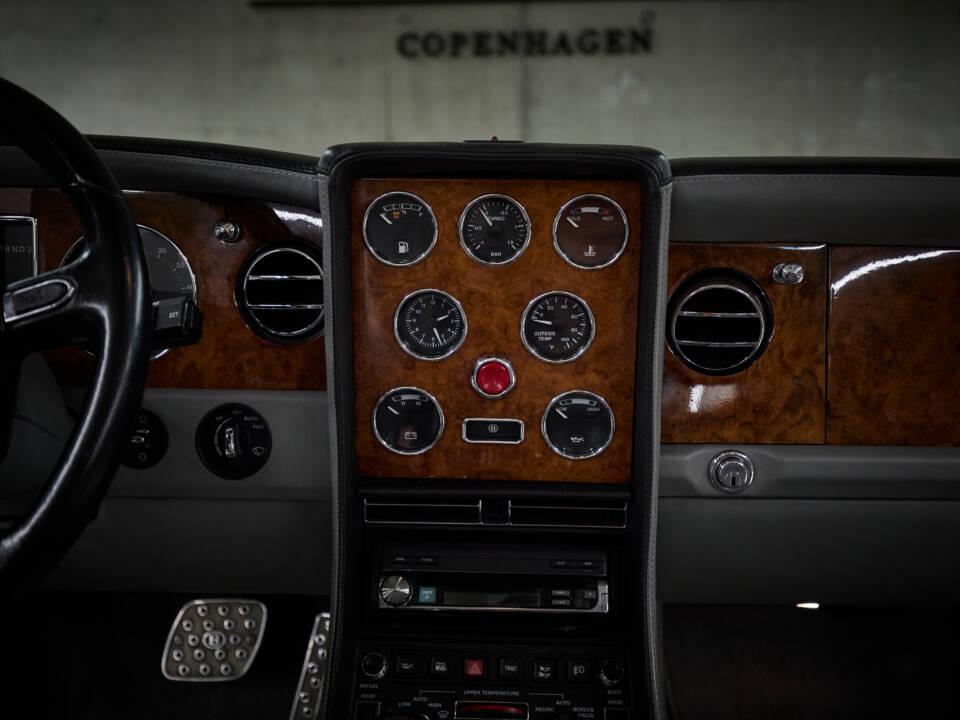 Image 42/77 of Bentley Azure (2001)