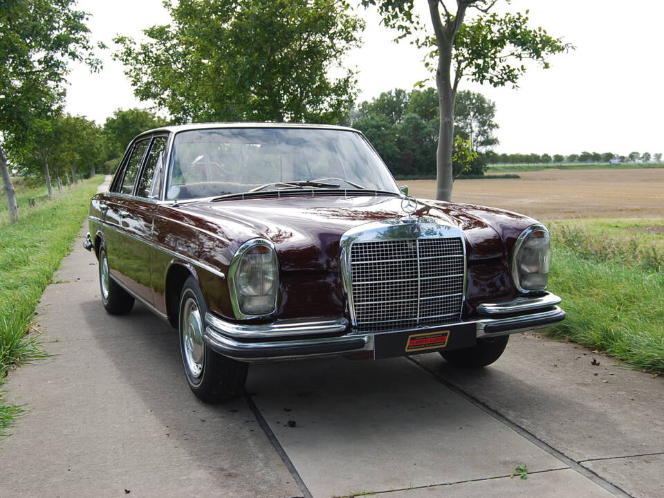 Image 2/58 of Mercedes-Benz 280 SE (1968)