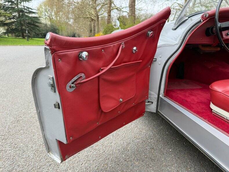 Image 32/50 of Jaguar XK 120 OTS (1953)