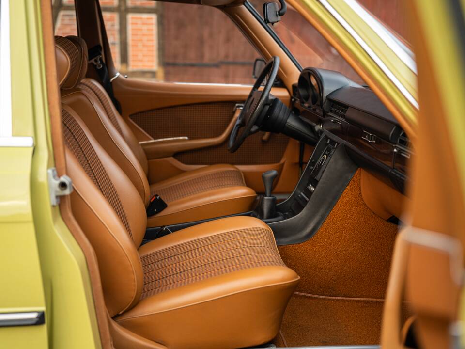 Afbeelding 33/75 van Mercedes-Benz 280 SE (1976)