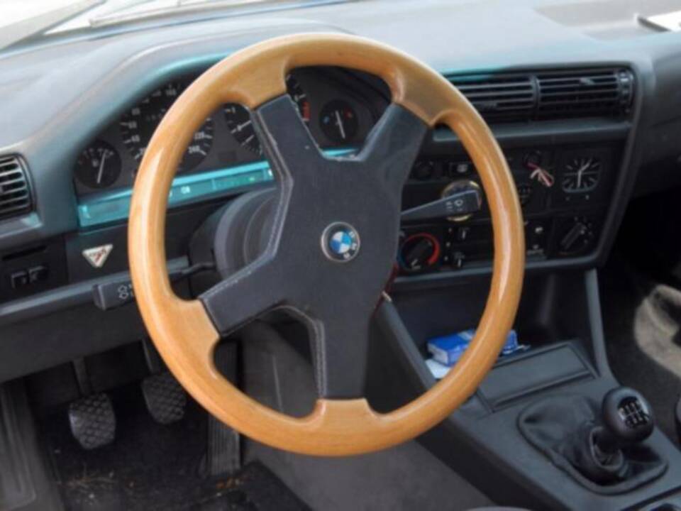 Imagen 11/15 de BMW 320i (1988)