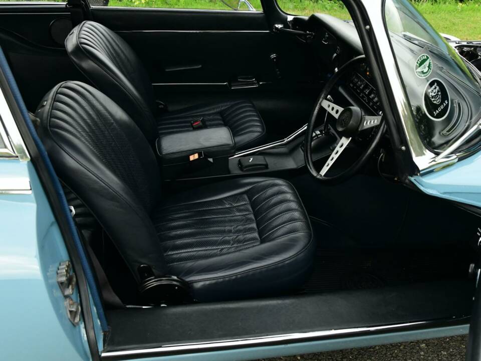 Image 20/50 de Jaguar E-Type V12 (2+2) (1972)