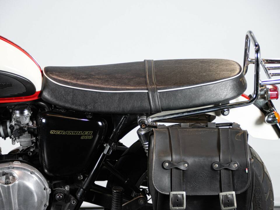 Image 23/50 of Triumph DUMMY (2014)