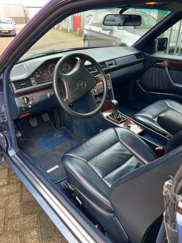 Bild 10/79 von Mercedes-Benz 200 CE (1993)