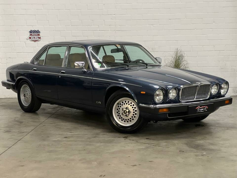 Image 12/22 of Jaguar XJ 12 (1988)