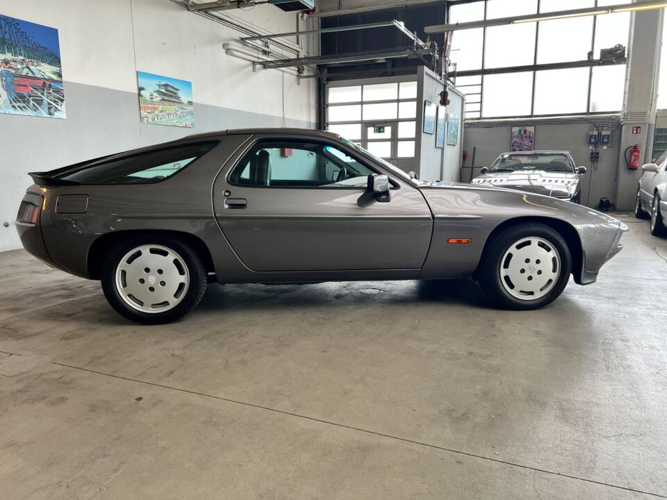 Afbeelding 8/59 van Porsche 928 S (1985)