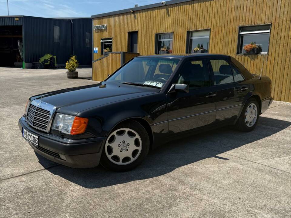 Image 17/23 of Mercedes-Benz 500 E (1992)