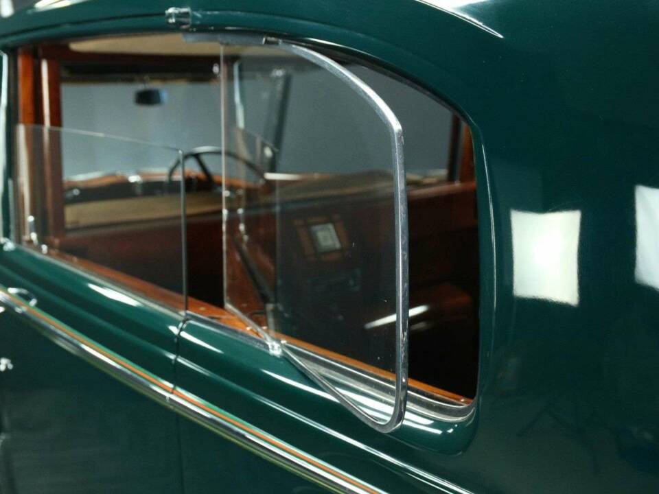 Image 24/30 of Rolls-Royce Phantom III (1938)