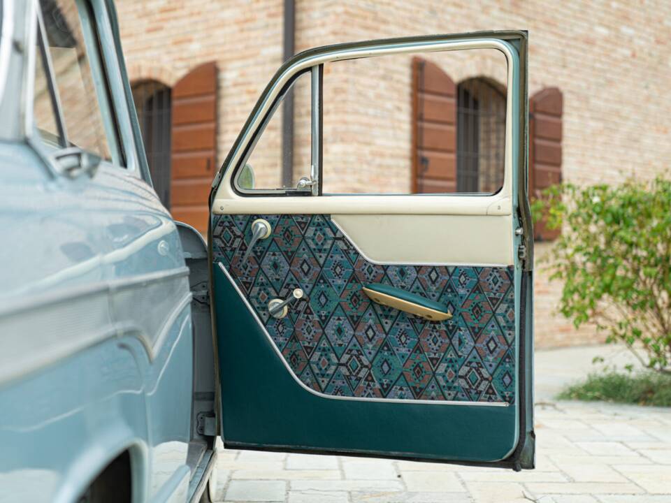 Image 41/50 of SIMCA Aronde P 60 Monthléry Spéciale (1960)