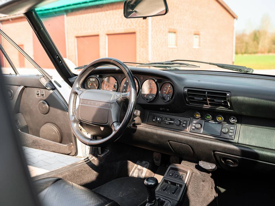 Image 30/48 of Porsche 911 Carrera 4 (1992)