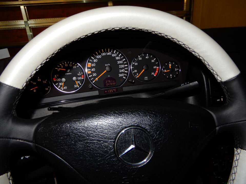 Image 25/35 of Mercedes-Benz SL 500 (2000)