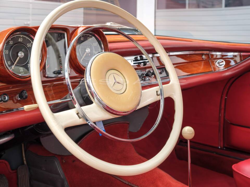 Image 17/24 de Mercedes-Benz 220 SE b (1963)