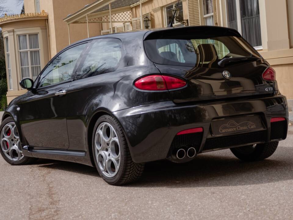 Image 22/60 of Alfa Romeo 147 3.2 GTA (2003)