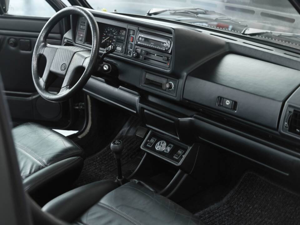 Image 25/36 of Volkswagen Golf Mk I Convertible 1.8 (1993)