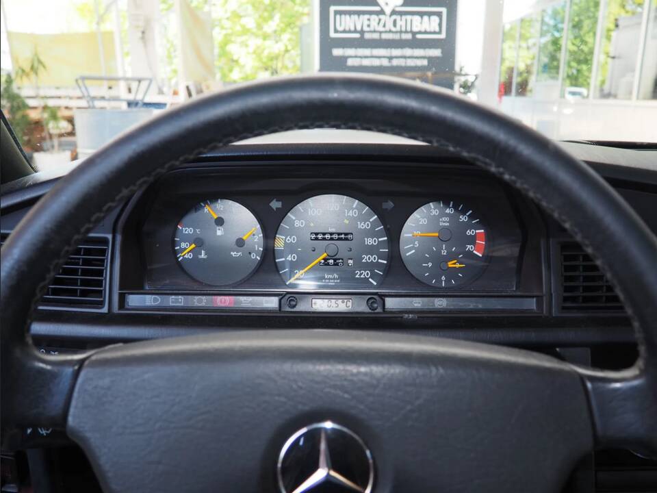 Image 55/137 of Mercedes-Benz 190 E 1.8 Avantgarde &quot;Rosso&quot; (1992)