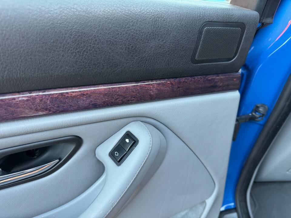 Image 49/100 of BMW 540i Touring (1998)