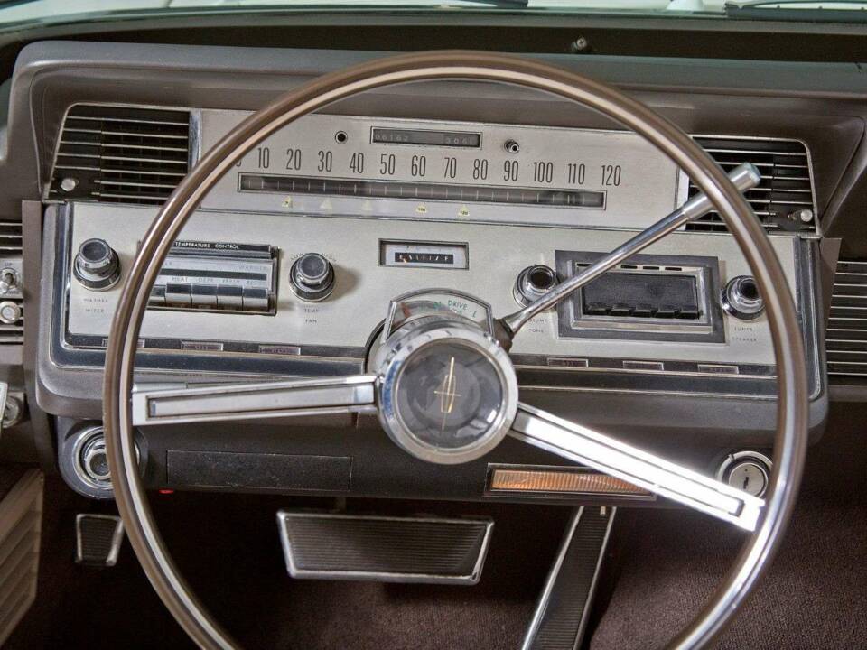 Image 18/20 of Lincoln Continental Convertible (1966)