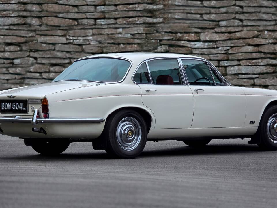 Image 3/50 of Jaguar XJ 6 4.2 (1972)