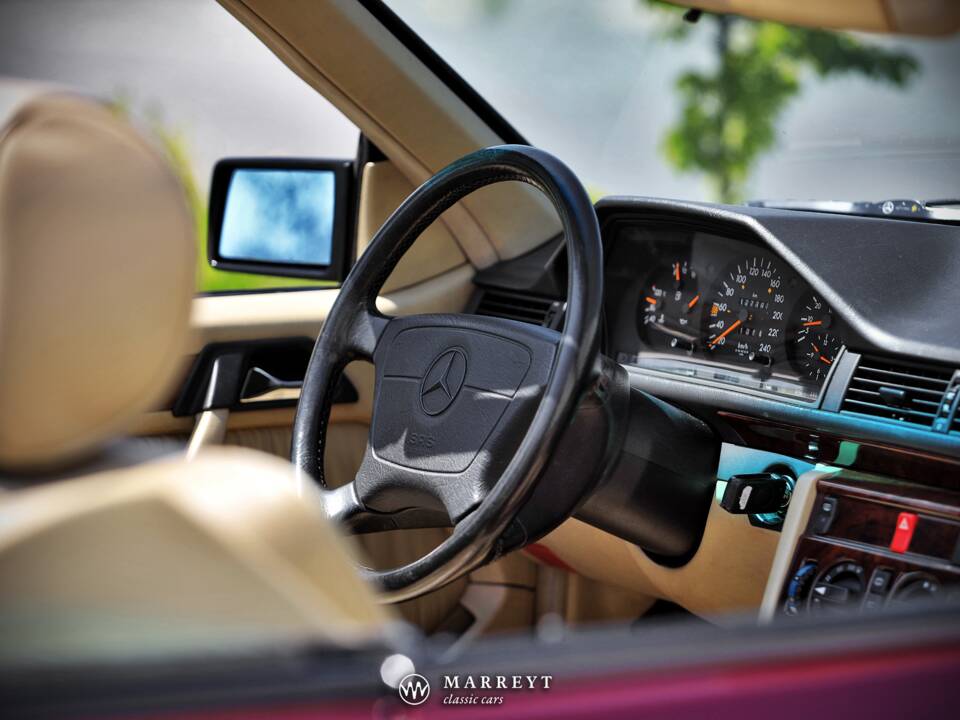 Bild 75/79 von Mercedes-Benz E 220 (1996)