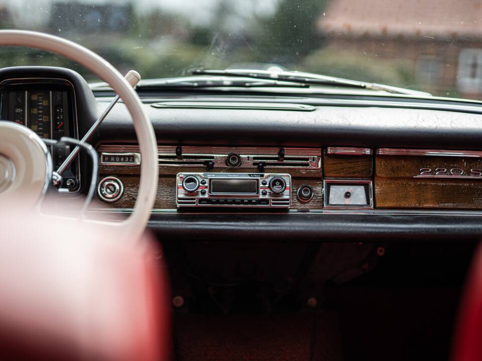 Image 30/42 of Mercedes-Benz 220 SE b (1965)