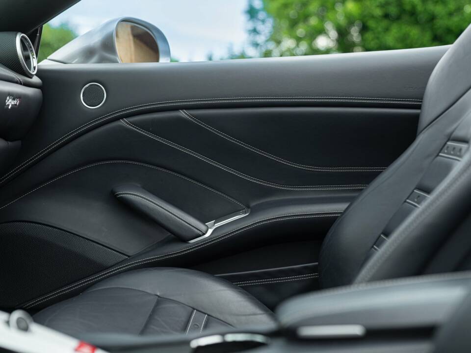 Bild 50/50 von Ferrari California T (2014)