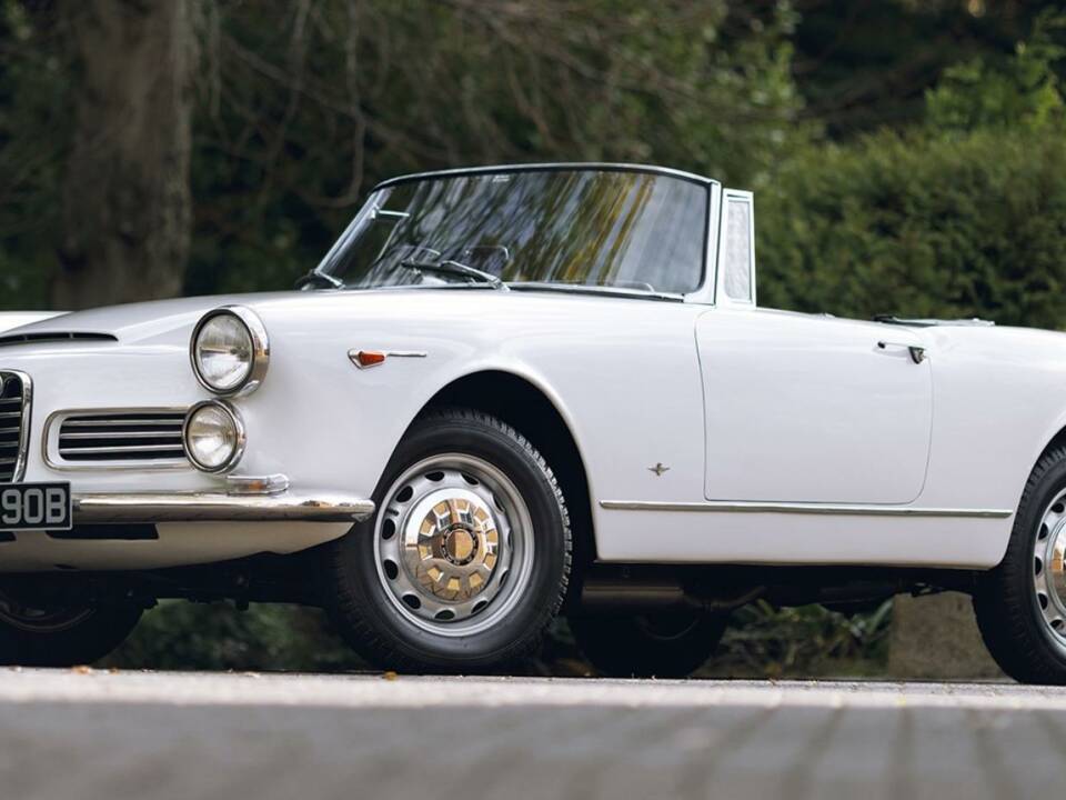 Image 11/50 of Alfa Romeo 2600 Spider (1964)