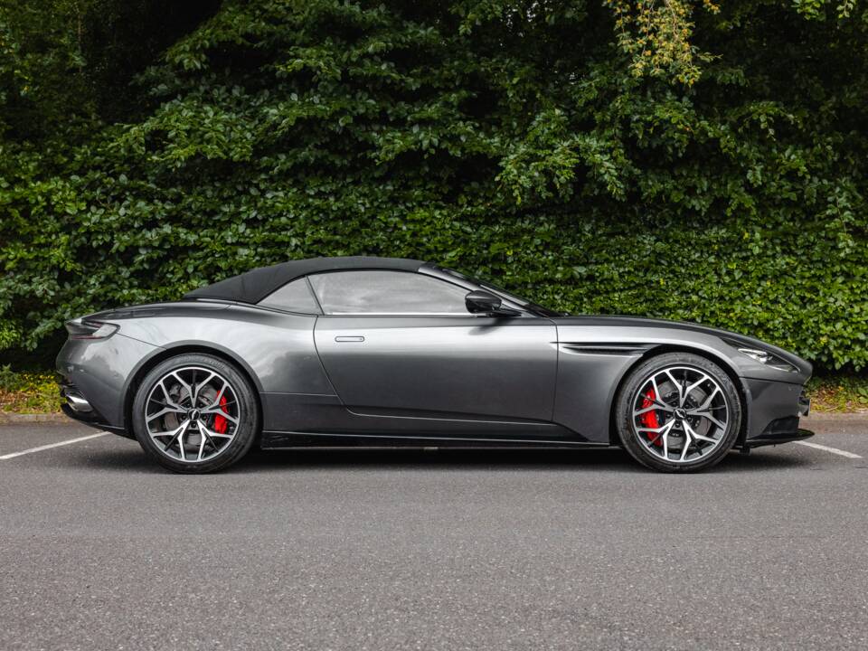 Image 32/39 of Aston Martin DB 11 Volante (2018)