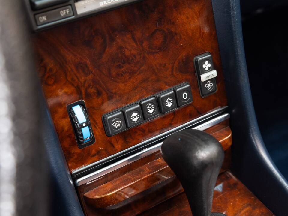 Image 16/35 de Mercedes-Benz 500 SL (1984)