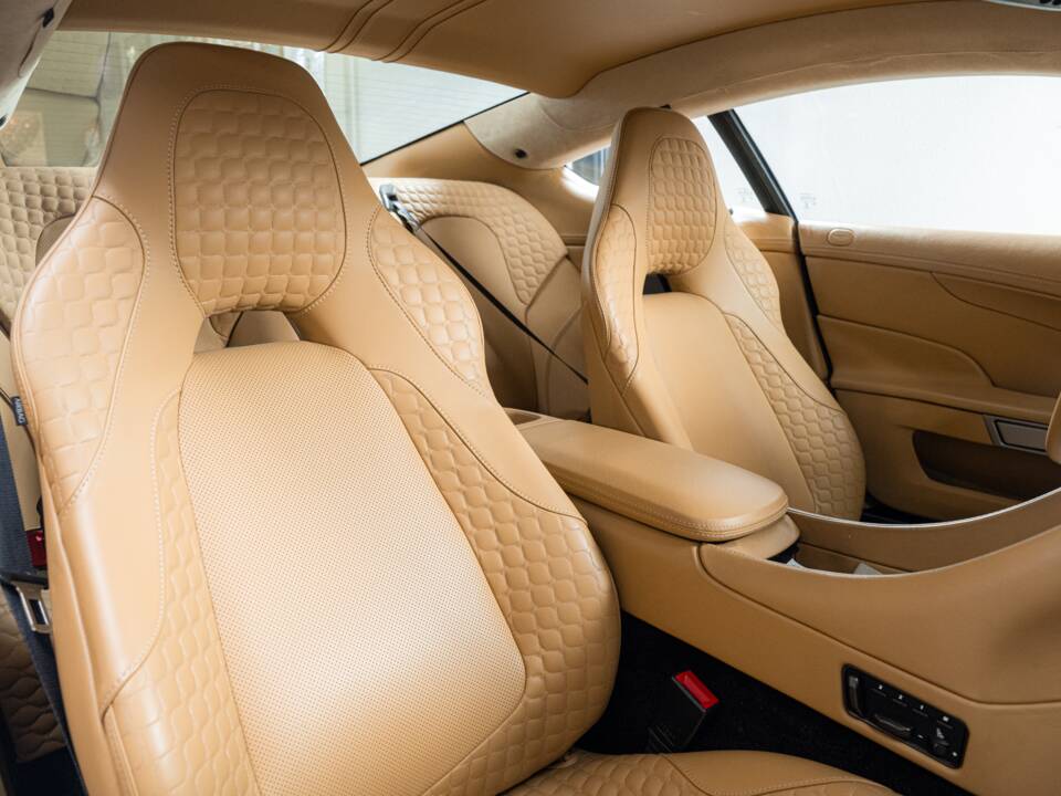 Image 20/32 of Aston Martin Vanquish (2013)