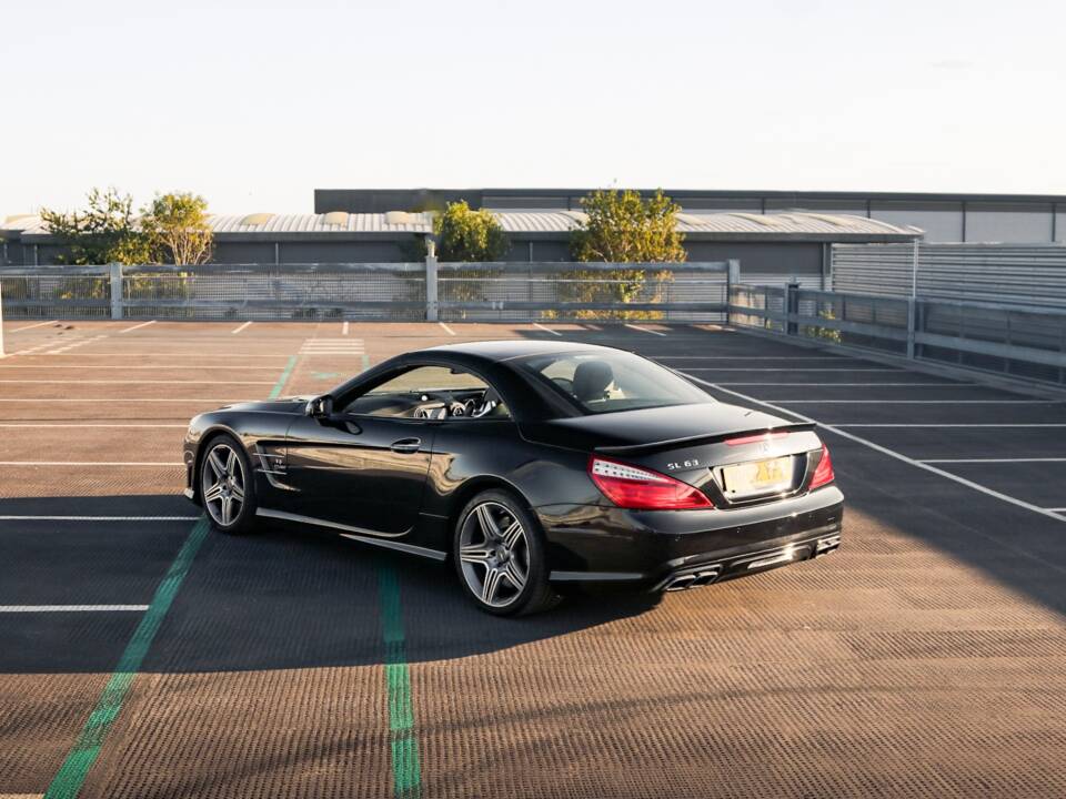 Image 18/33 de Mercedes-Benz SL 63 AMG (2012)