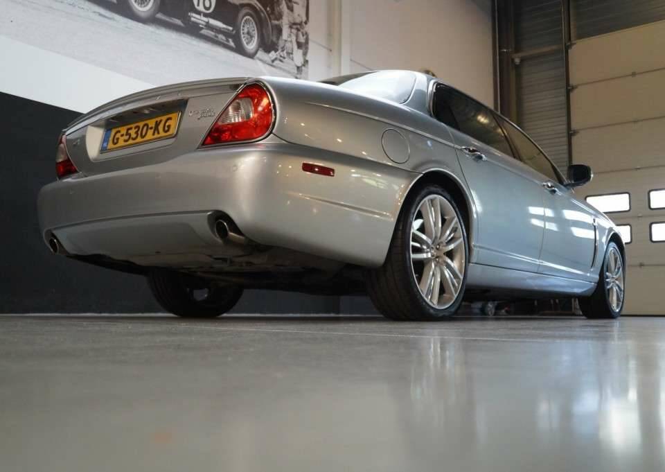 Image 28/50 of Jaguar XJ 8 4.2 (2007)