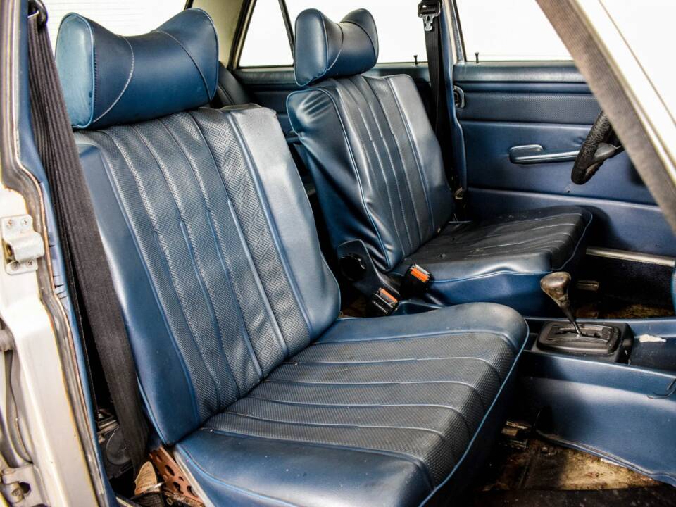 Image 19/50 of Mercedes-Benz 240 D (1976)