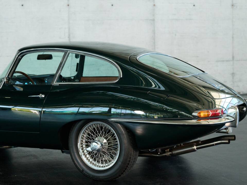 Image 15/50 de Jaguar E-Type (1970)