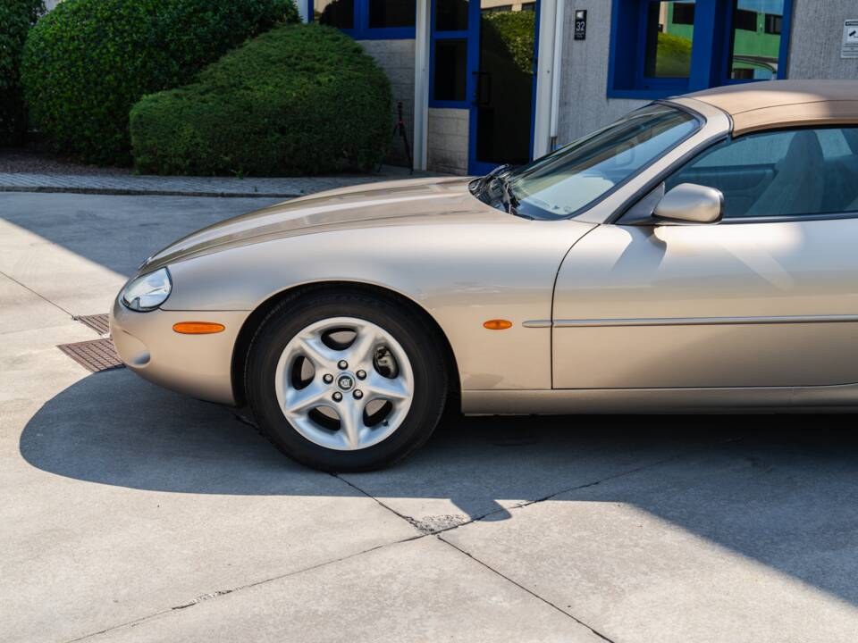 Image 11/91 de Jaguar XK8 4.0 (2000)
