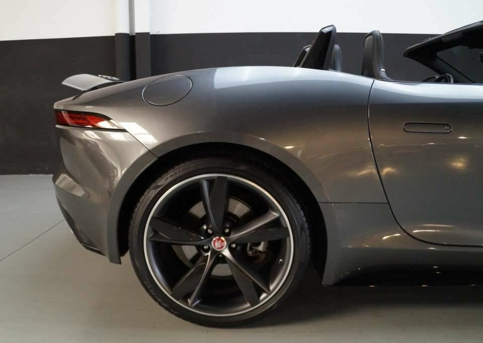 Image 30/50 of Jaguar F-Type (2019)
