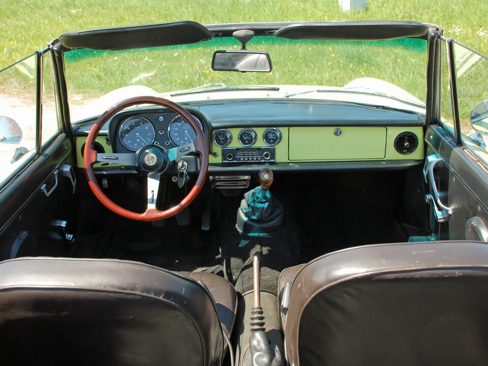 Image 3/24 of Alfa Romeo 1600 Spider (1976)