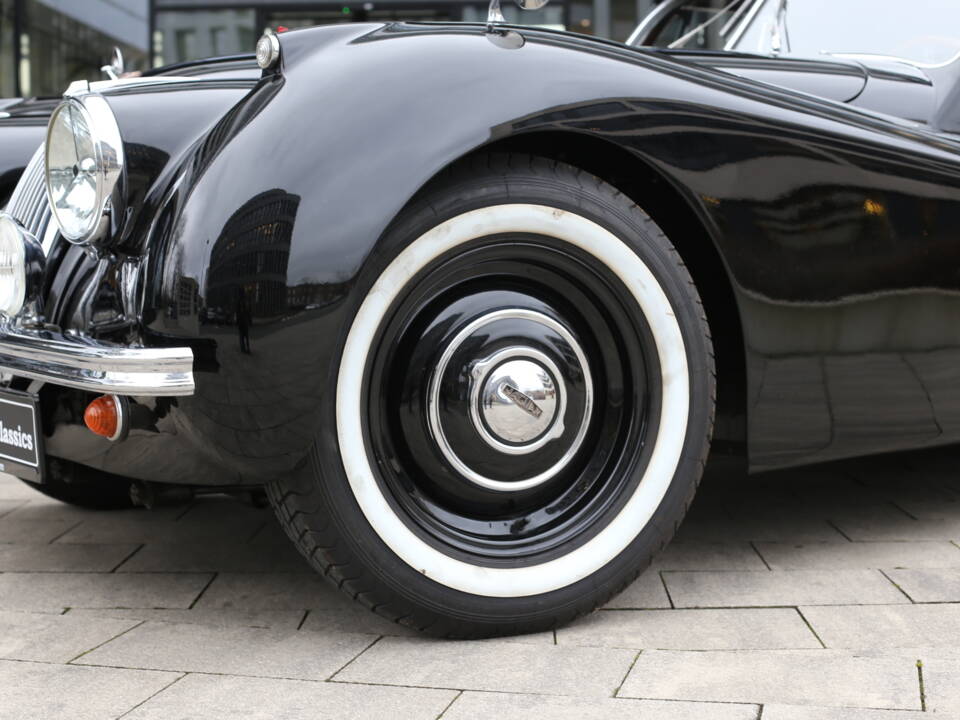 Image 2/40 de Jaguar XK 120 DHC (1953)