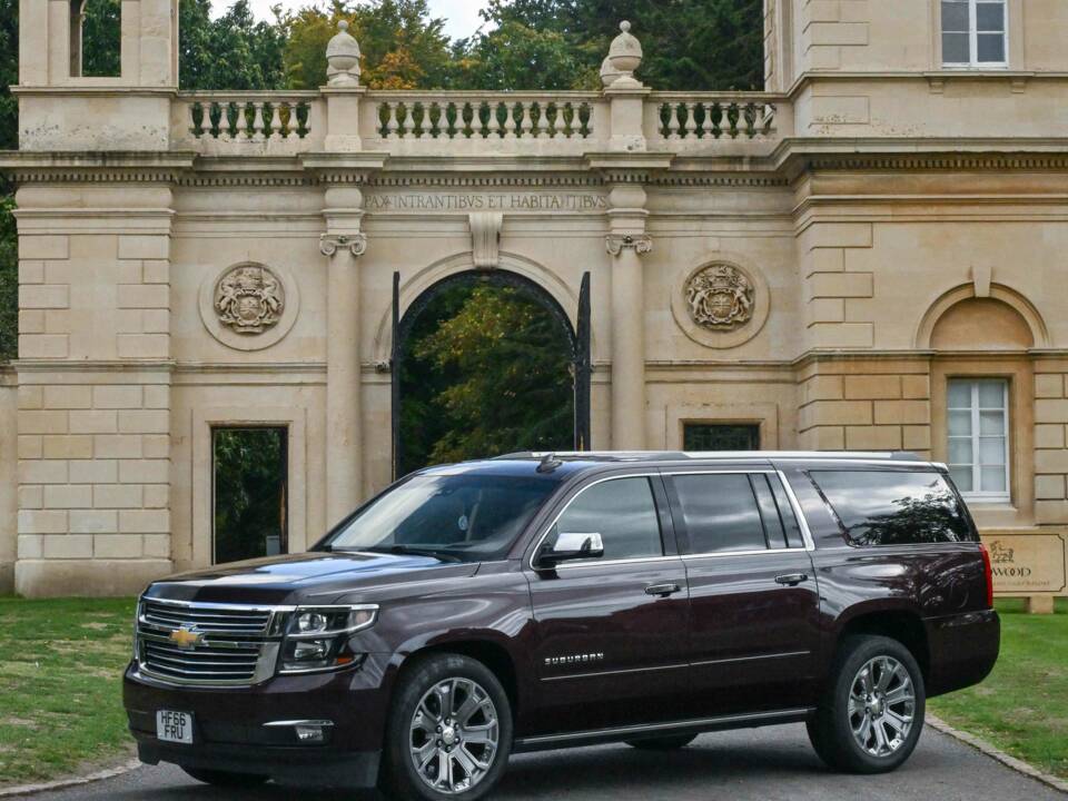 Image 12/50 of Chevrolet Suburban (2017)