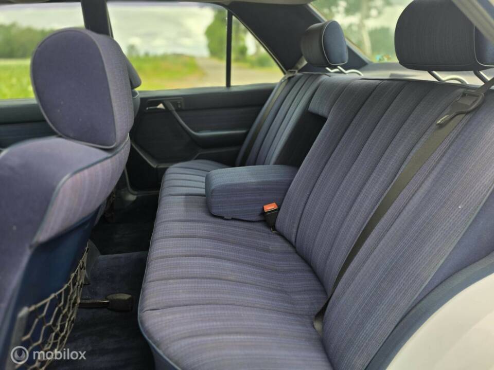 Afbeelding 30/42 van Mercedes-Benz 300 E (1986)