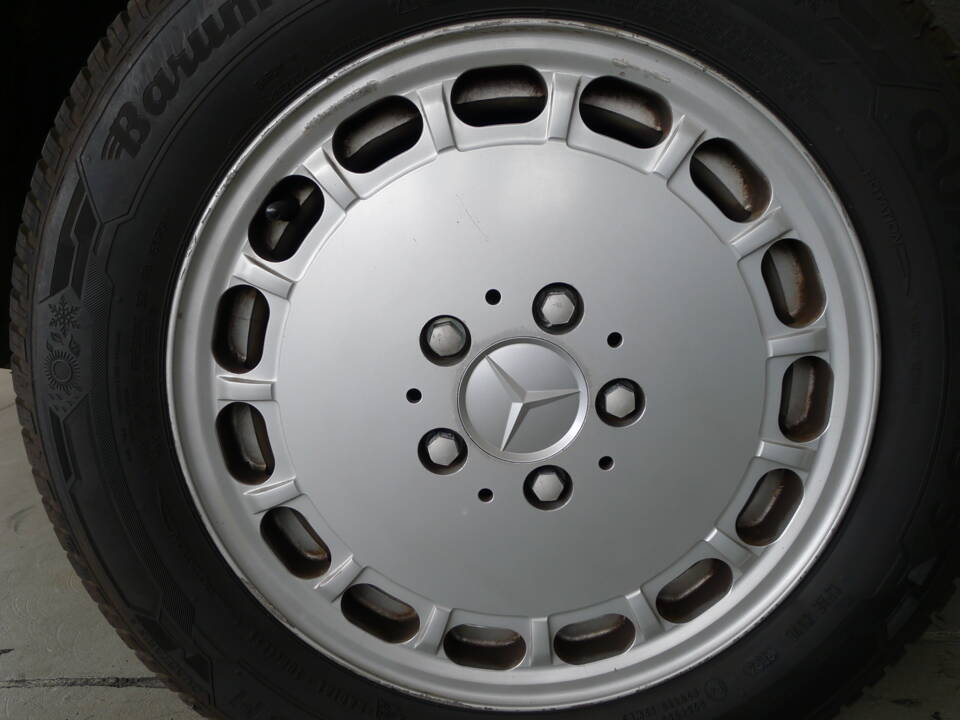 Image 24/33 of Mercedes-Benz 300 CE (1988)