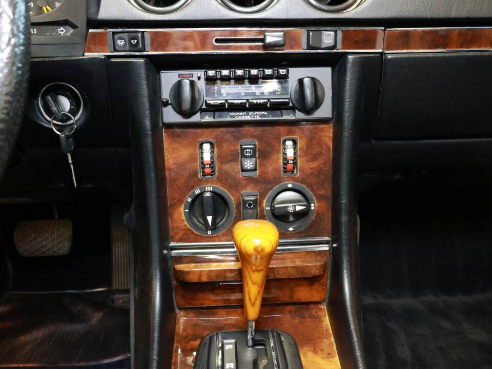 Image 29/50 of Mercedes-Benz 500 SL (1983)