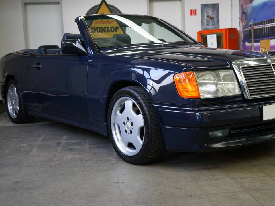 Image 2/33 of Mercedes-Benz 300 CE-24 (1993)