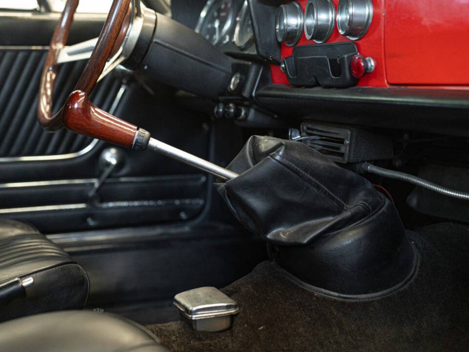 Image 41/50 of Alfa Romeo 1600 Spider (1972)